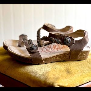 AETREX JILLIAN SANDALS SIZE 7.5 genuine leather upper/cork sole /Bronze/like new